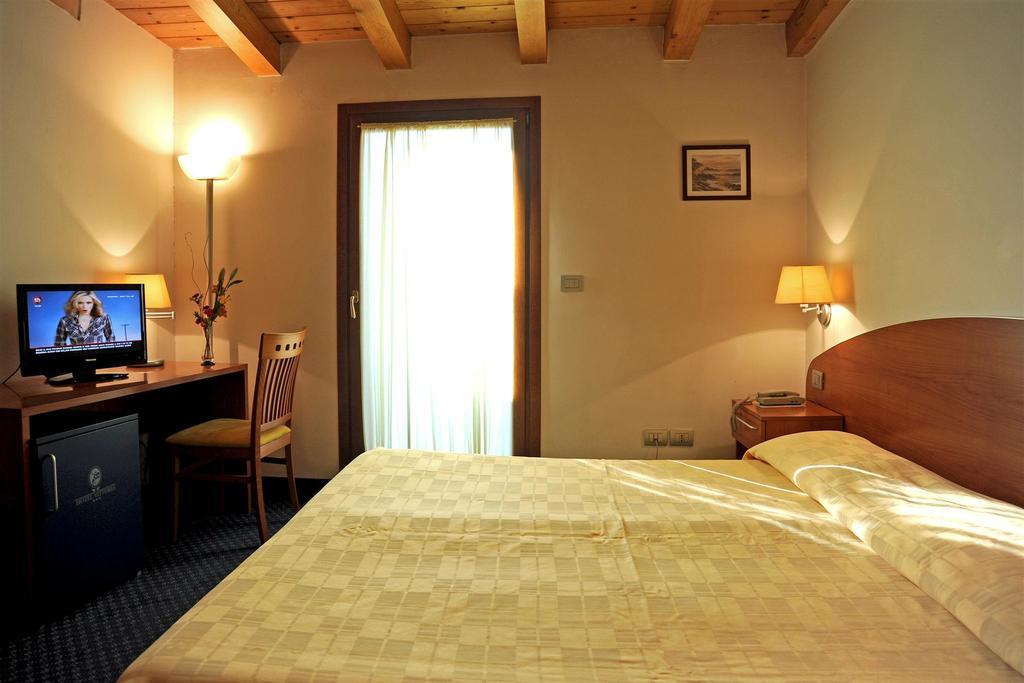 Hotel Vittoria San Giórgio di Nogaro Стая снимка
