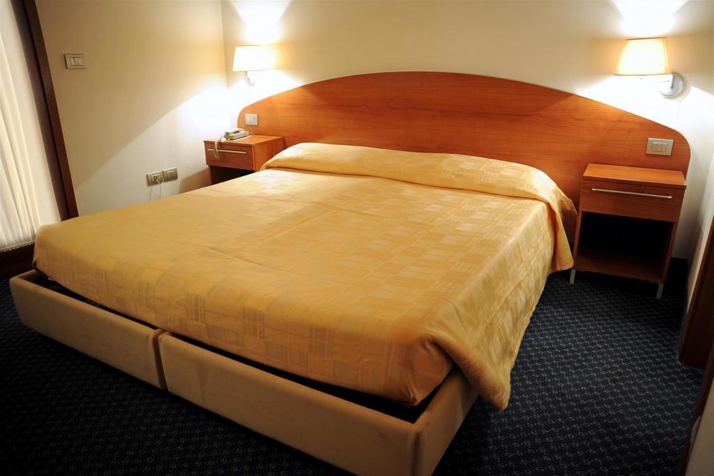Hotel Vittoria San Giórgio di Nogaro Стая снимка